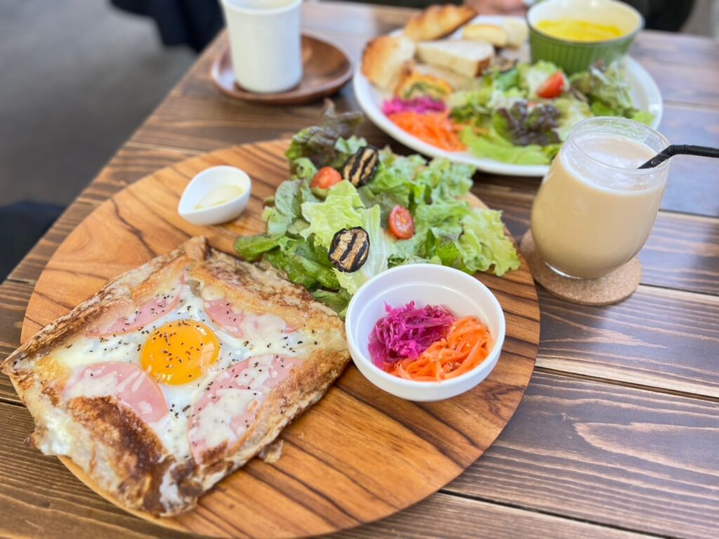 パンとスープのプレートと、ガレットコンプレット
