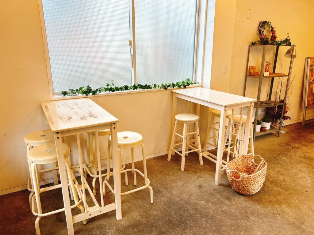 イマジネの店内テーブル