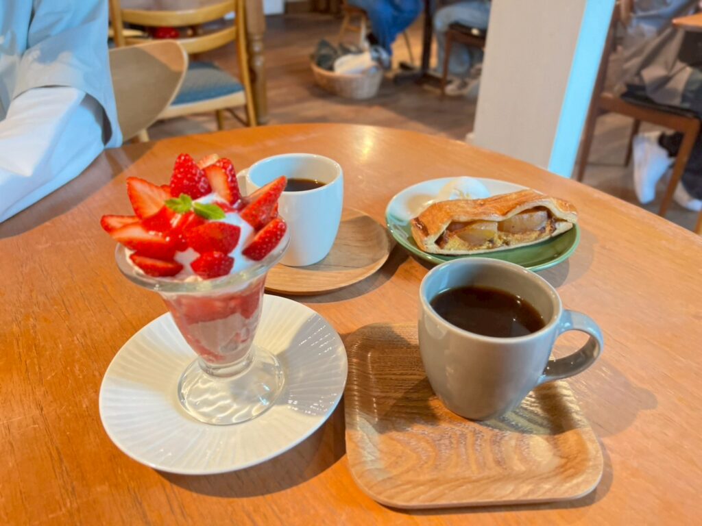 いちごパフェとアップルパイ