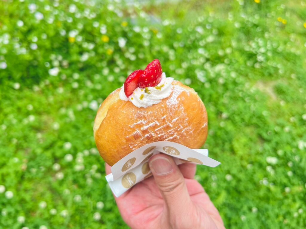 ミルクドドレイクのいちごドーナツ