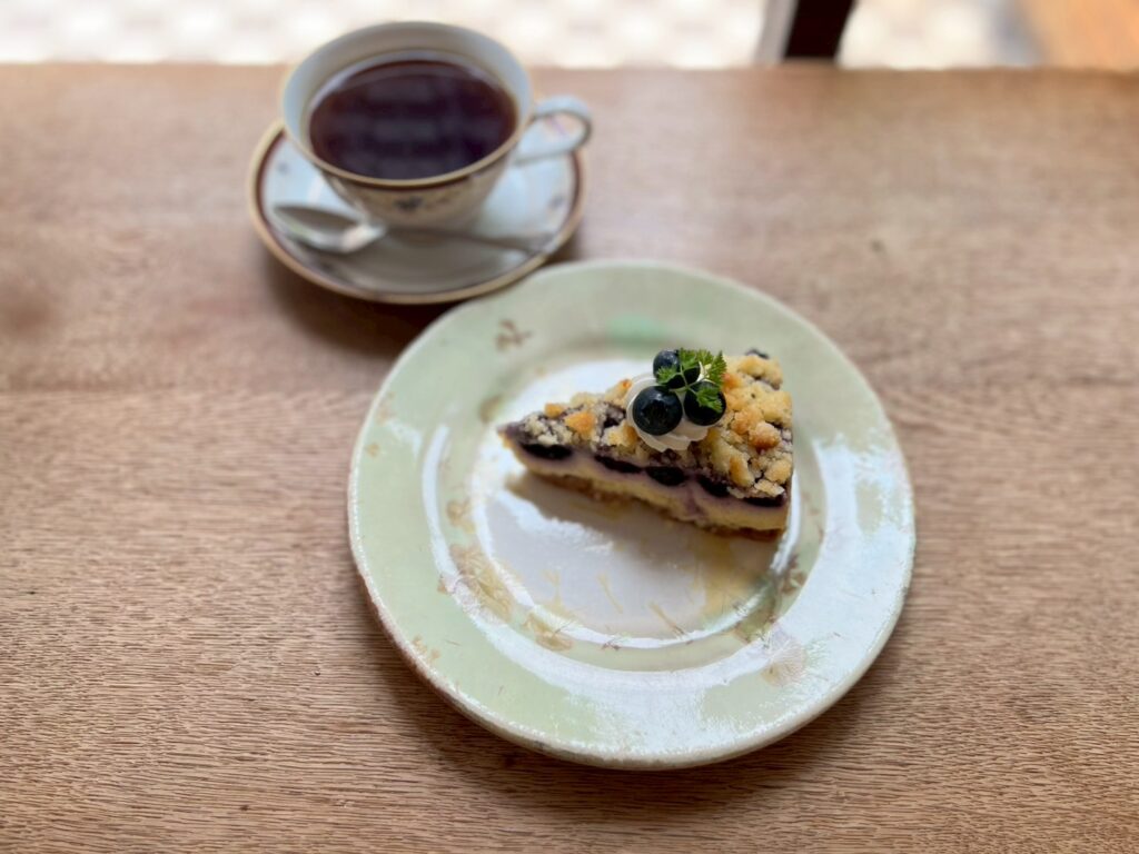 喫茶久遠のブルーベリータルトとコーヒー