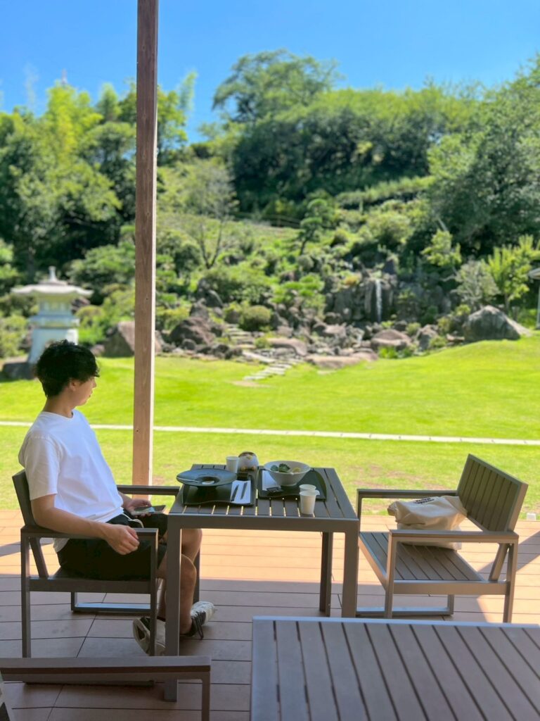 テラス席で風景を見る人