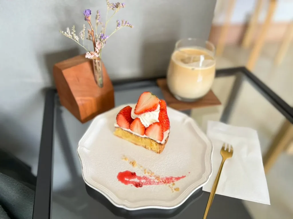 Ten coffee and bakeのいちごケーキとアイスラテ